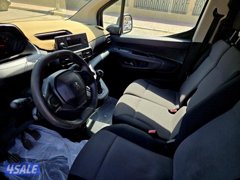 للبيع بيجو بارتنر نظيف4