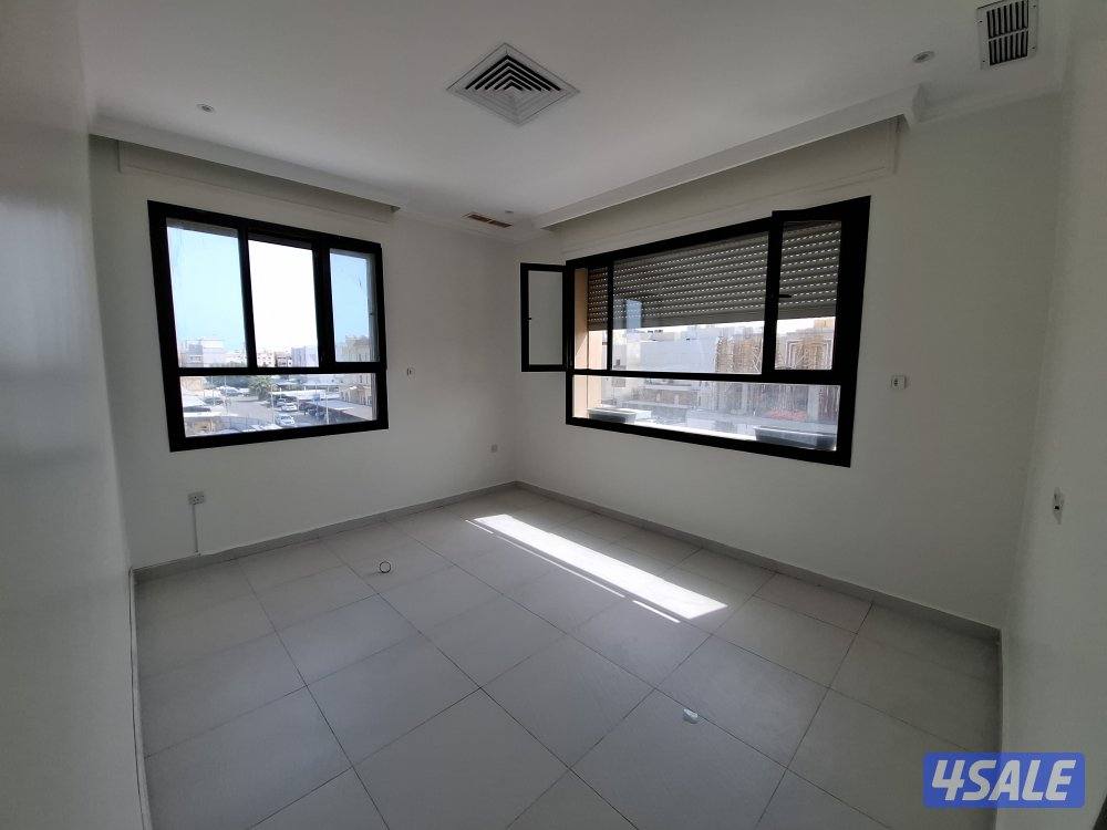 شقة في الصديق ق ٣ نظيفة ومرتبة من 3  غرف ٣ حمام موقفين  صالة مطبخ0