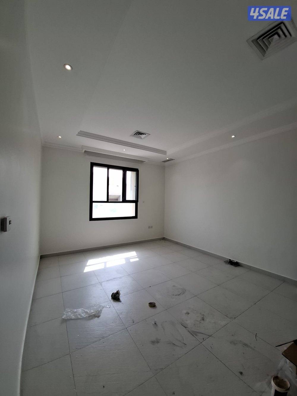 شقة في الصديق ق ٣ نظيفة ومرتبة من 3  غرف ٣ حمام موقفين  صالة مطبخ1