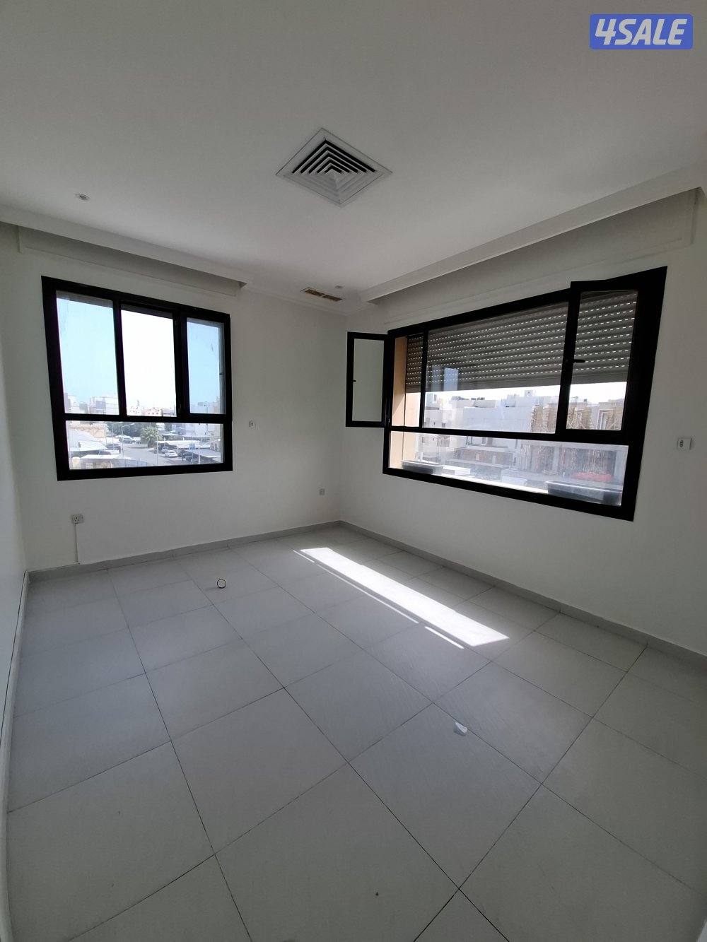 شقة في الصديق ق ٣ نظيفة ومرتبة من 3  غرف ٣ حمام موقفين  صالة مطبخ2