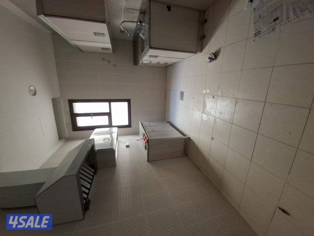 شقة في الصديق ق ٣ نظيفة ومرتبة من 3  غرف ٣ حمام موقفين  صالة مطبخ3