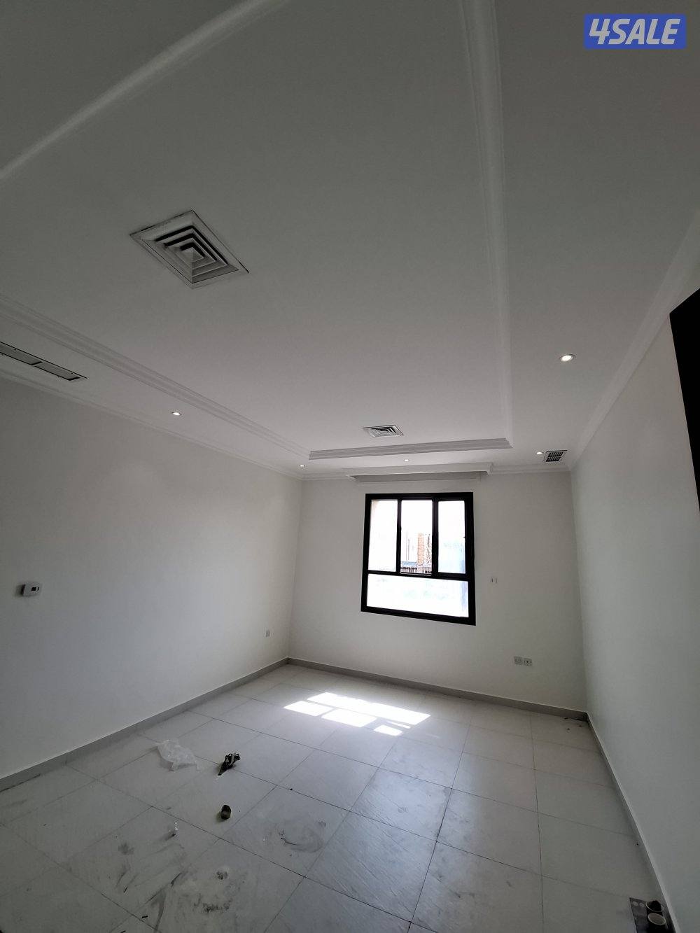 شقة في الصديق ق ٣ نظيفة ومرتبة من 3  غرف ٣ حمام موقفين  صالة مطبخ4