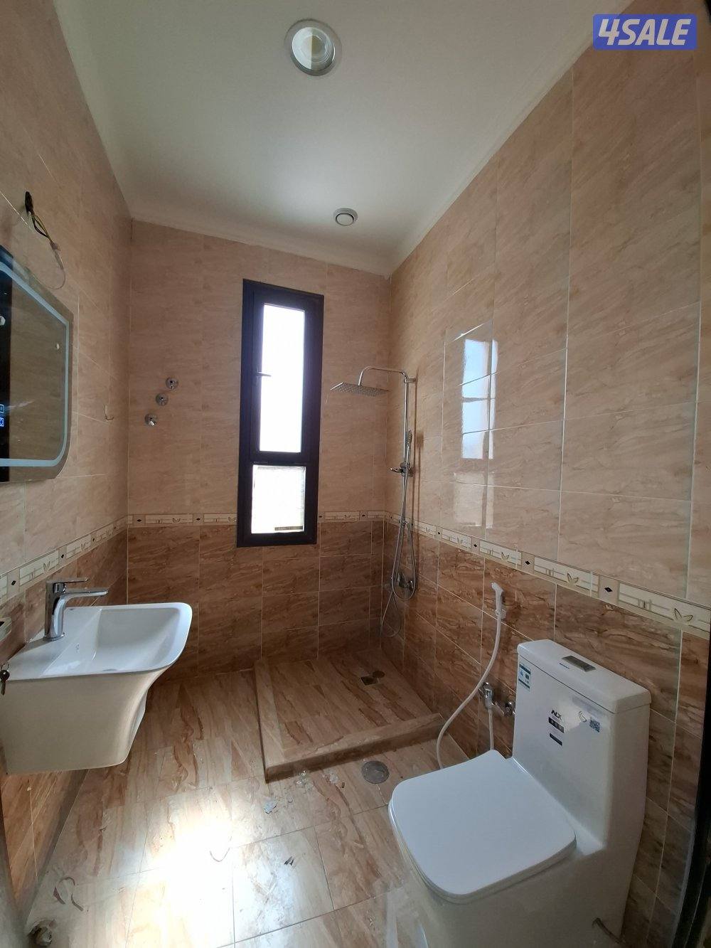 شقة في الصديق ق ٣ نظيفة ومرتبة من 3  غرف ٣ حمام موقفين  صالة مطبخ5