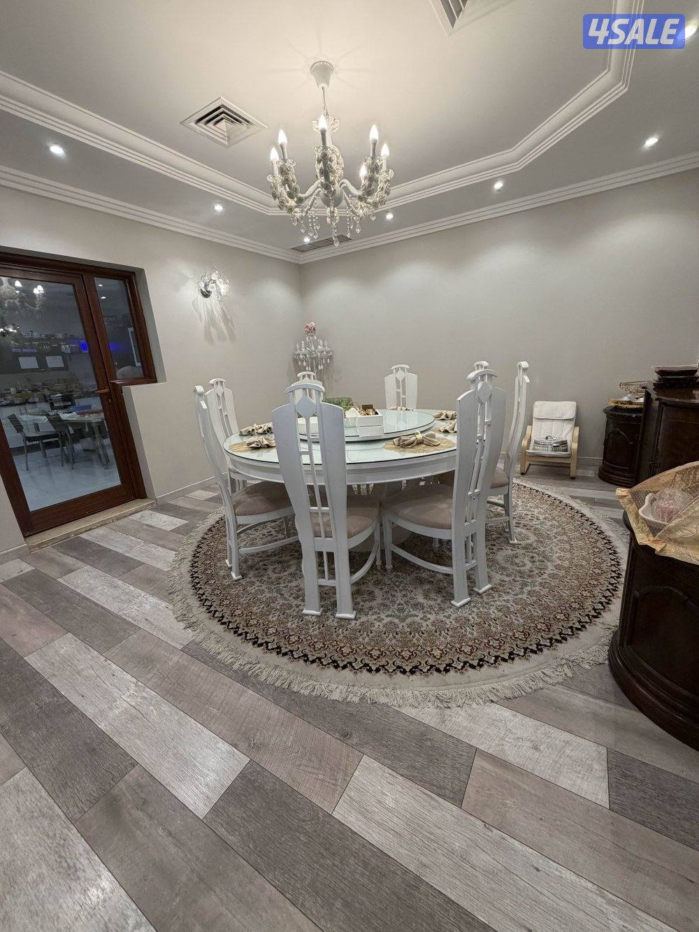 Large round dining table set, glass top and rotating center0