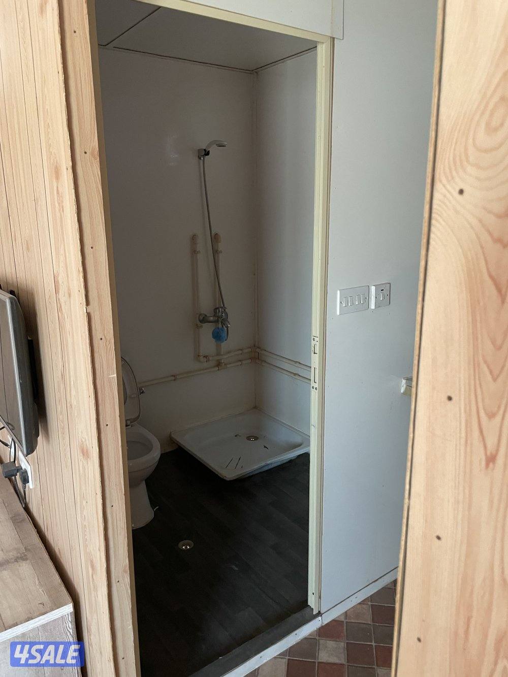 للبيع شاليه ثابت  ٦ في ٤ مقسم غرفه دورة مياه ومطبخ تحضري1