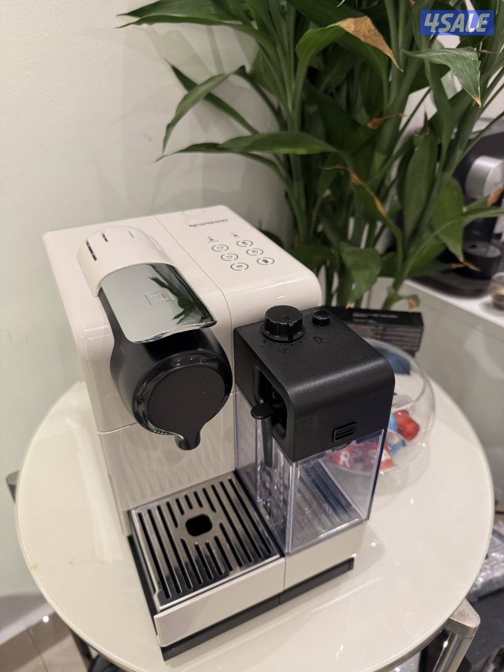 للبيع مكينه قهوه شبه جديده   نسبريسو  كبسولات صغيره مع حليب5