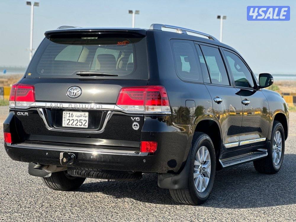 للبيع لاندكروزر GXR ماشي ٩٠ الف كيلو3