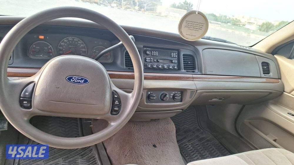 للبيع فورد كراون فكتوريا موديل ٢٠٠٣2