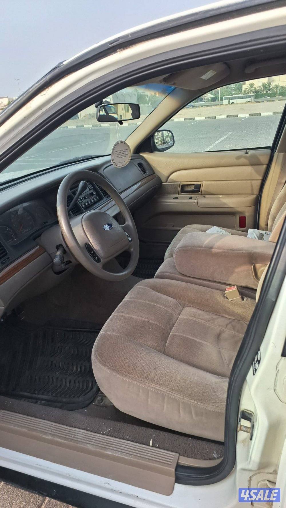 للبيع فورد كراون فكتوريا موديل ٢٠٠٣5