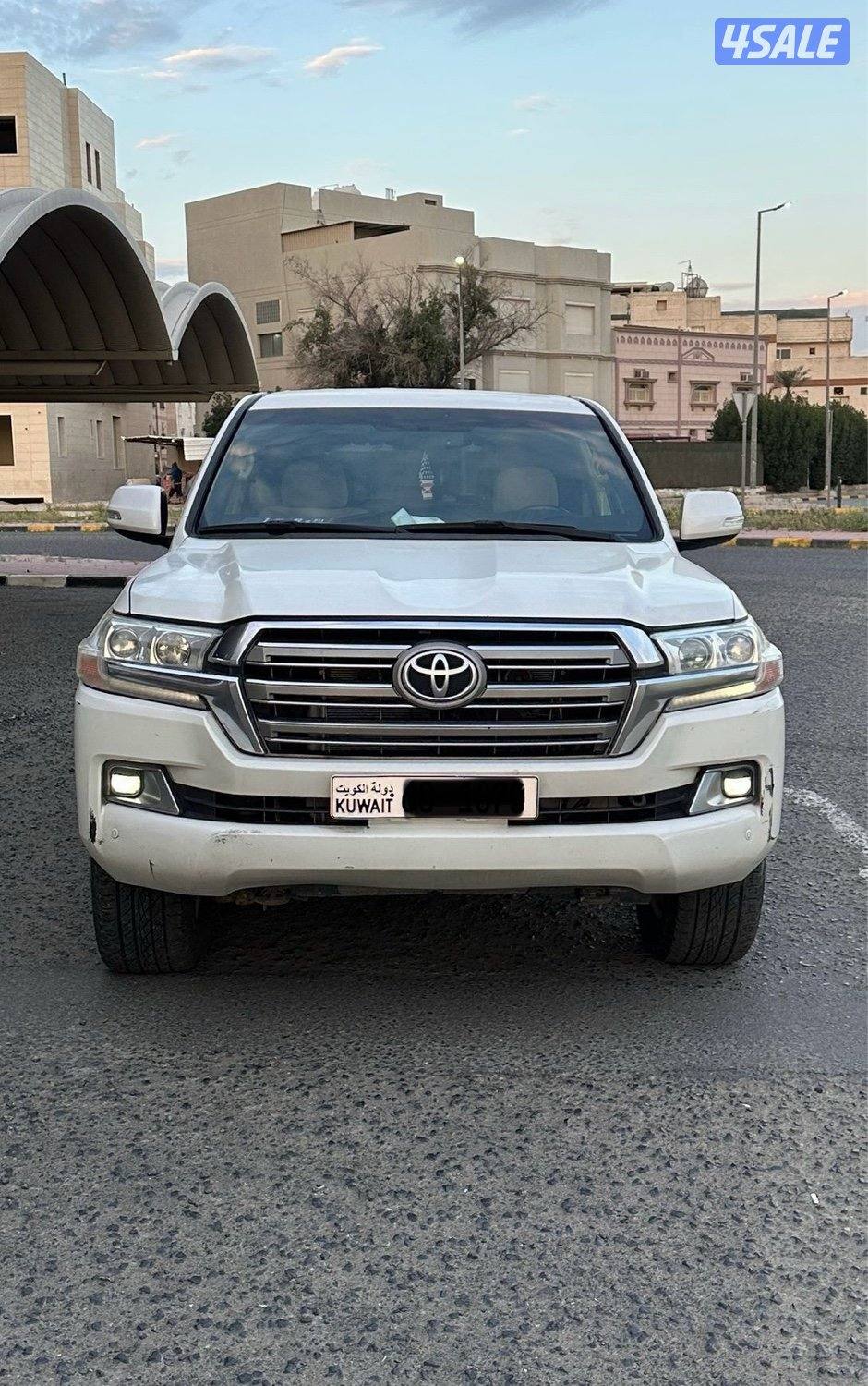 للبيع جيب لاند كروزر GXR موديل 2019 قير عادي أساس وارد الفطيم0