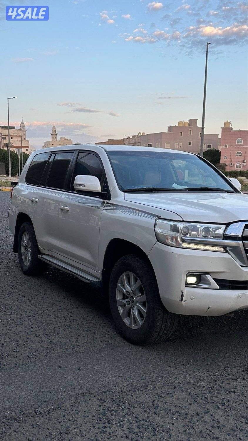 للبيع جيب لاند كروزر GXR موديل 2019 قير عادي أساس وارد الفطيم1