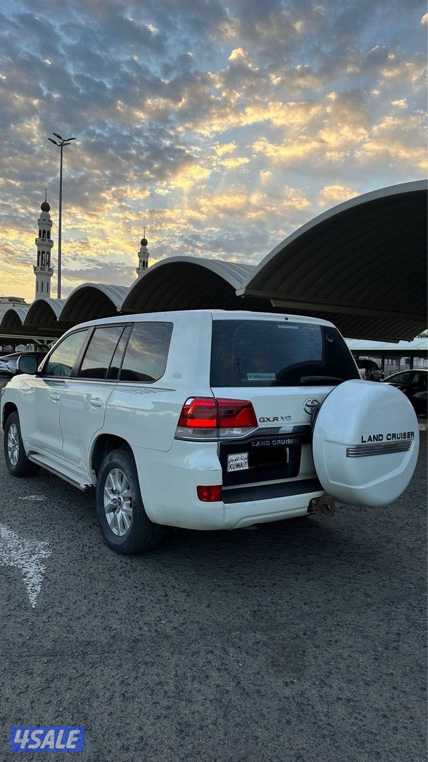للبيع جيب لاند كروزر GXR موديل 2019 قير عادي أساس وارد الفطيم2