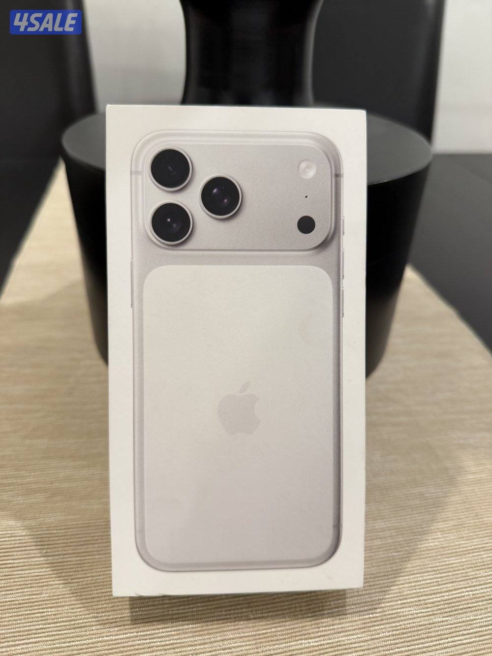 ايفون 17 برو ماكس ابيض0