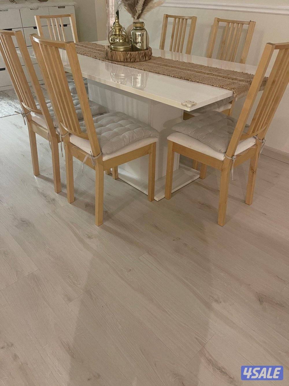 طاولة طعام مع الكراسي من ميداس بحالة ممتاز1