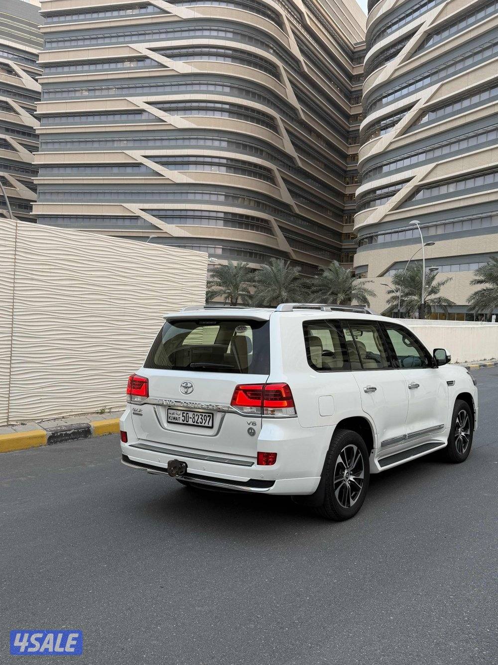 لاند كروزر V82