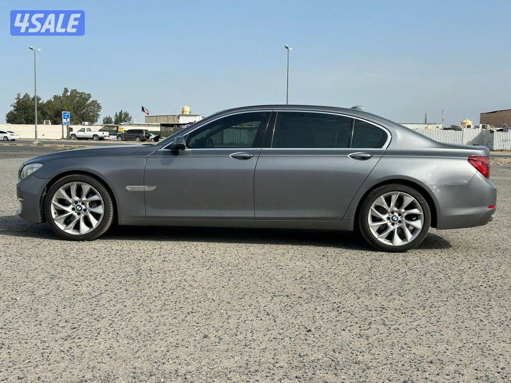 للبيع Bmw
740Li  عداد 188 الف صبغ وكالة6