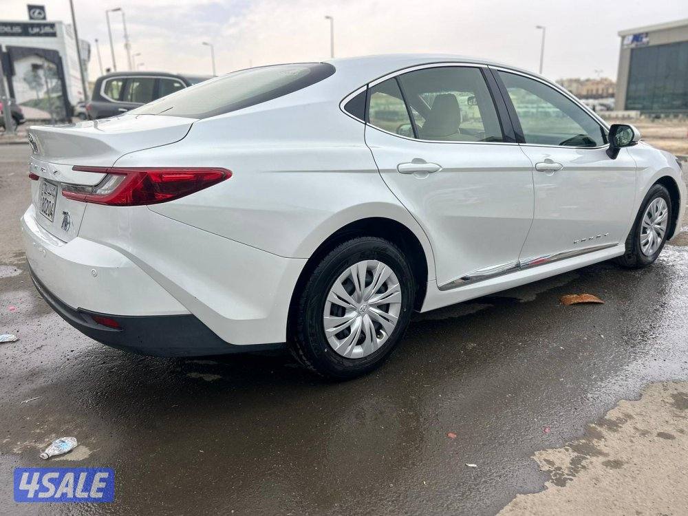 تيوتا كامرى.V4 -LE موديل 2025 ماشى 8000 k.m وارد الساير.صبغ وكالة2