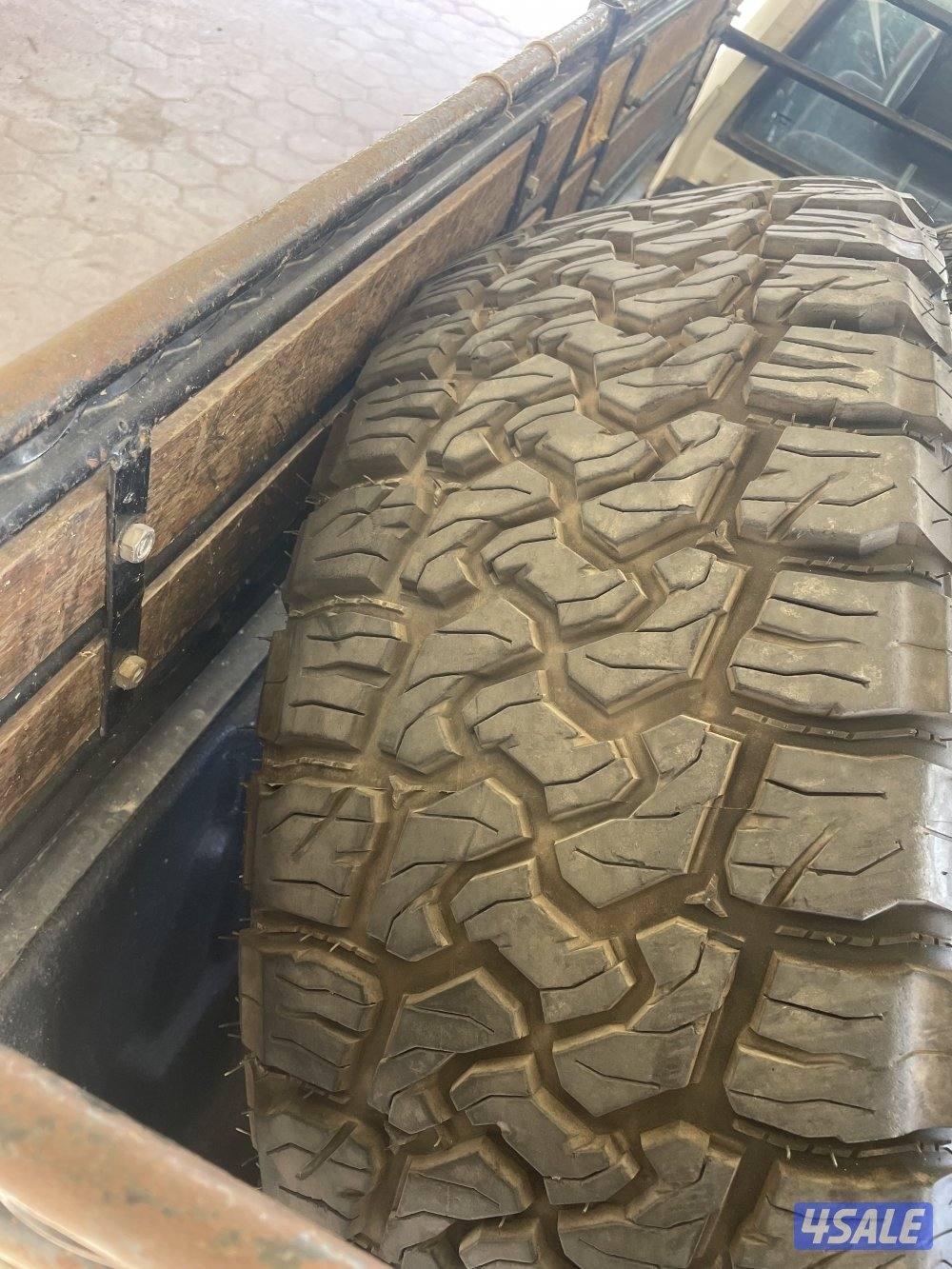 ٤ تواير حجري بحاله جيدا جدا مقاس ١٨ اتصال وتس اب0