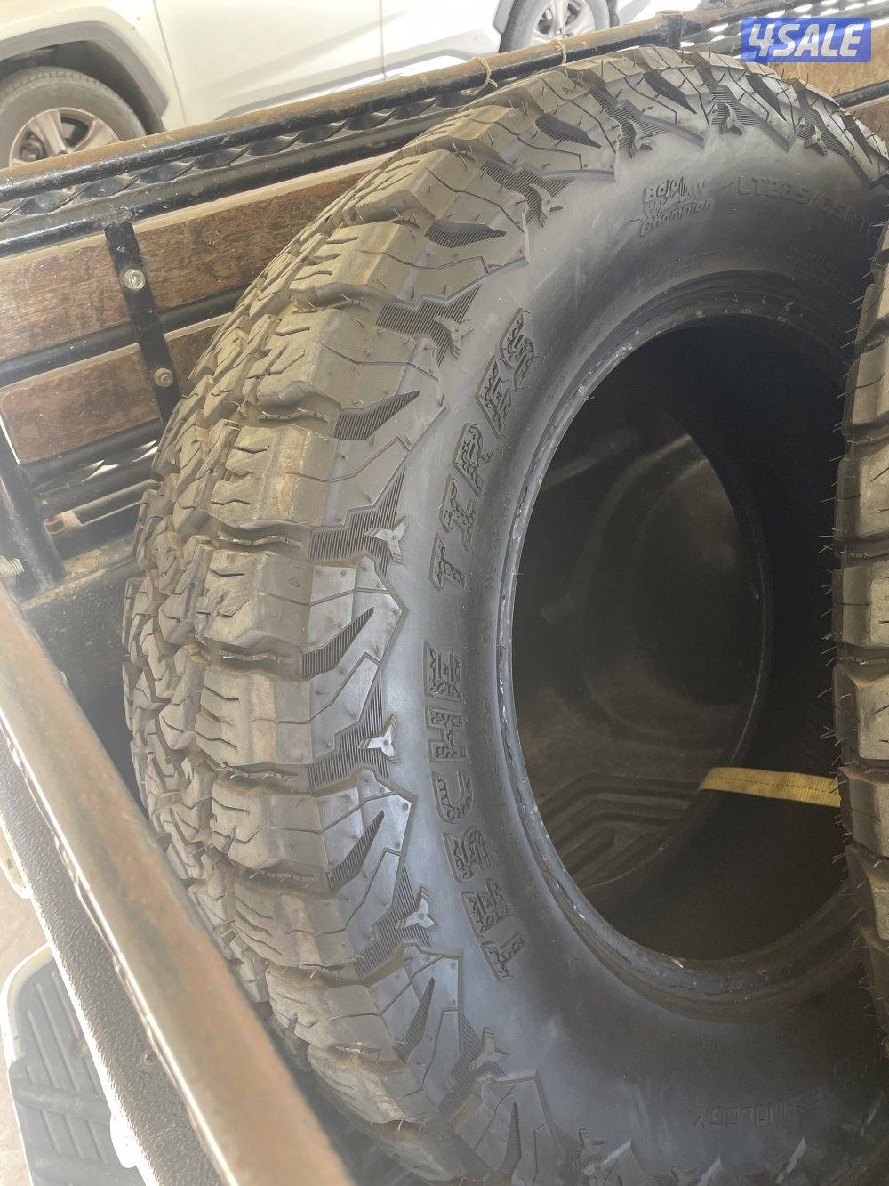 ٤ تواير حجري بحاله جيدا جدا مقاس ١٨ اتصال وتس اب2