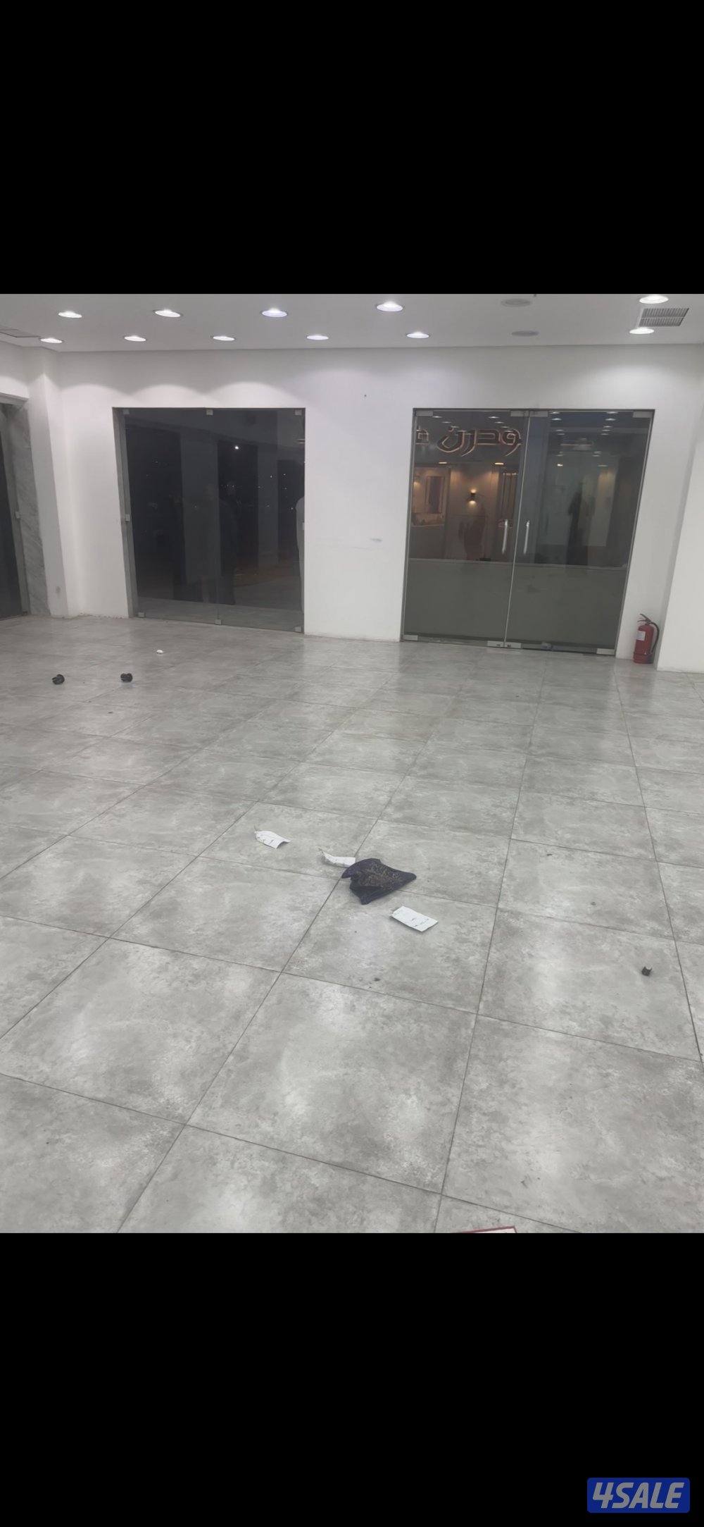 للبيع معرض بالضجيج 140 متر ايجار 1800 مجمع غاليريا ع الشارع الرئيسي0