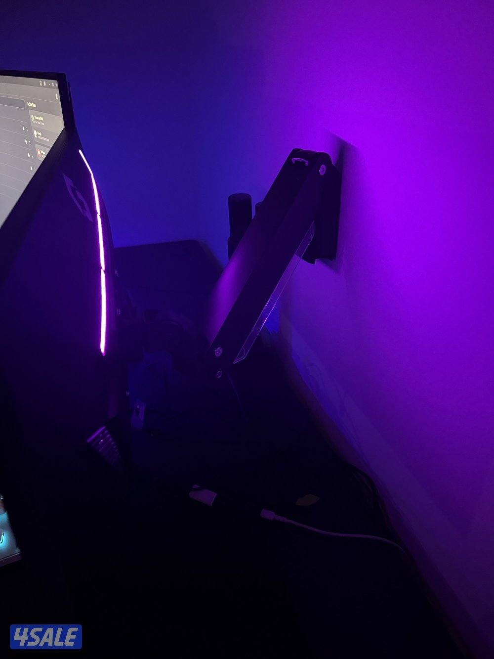 شاشتين للبيع مع ستاند و سماعه 2k 240hz FHD 144hz0