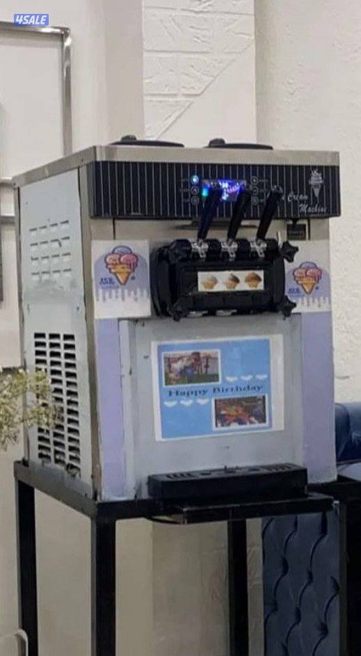 مكينة ايسكريم سعر الشراء ٣٥٠ مع تفصال طاولة ترولي ٥٠ استعمال خفيف0
