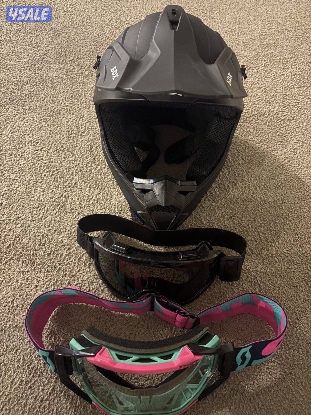 خوذه للبيع مع نضارتين0