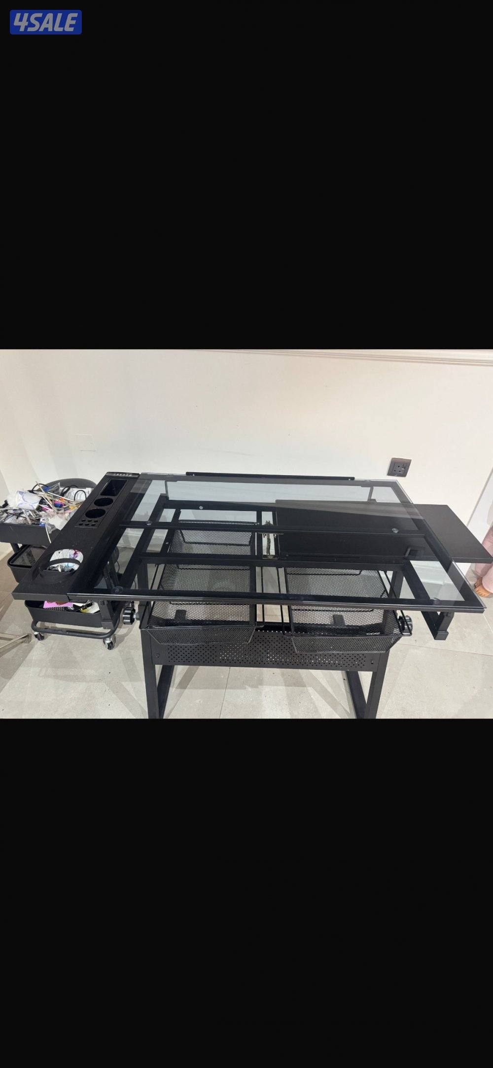 مكتب رسم بحالة ممتازة كالجديد/ كوالتي قوي من زجاج واه عده ارتفاعات1