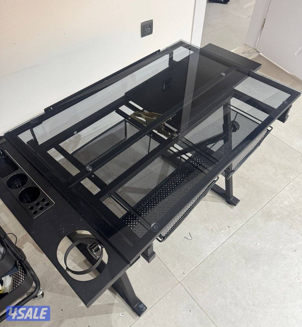 مكتب رسم بحالة ممتازة كالجديد/ كوالتي قوي من زجاج واه عده ارتفاعات0