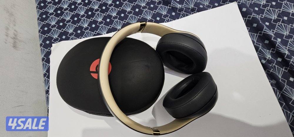 original Beats studio 3 noise cancellation..4