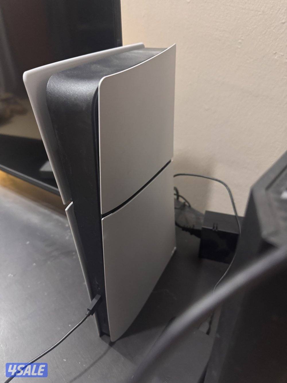 للبيع - بلاي ستيشن : 5 سليم 825 قيقا2