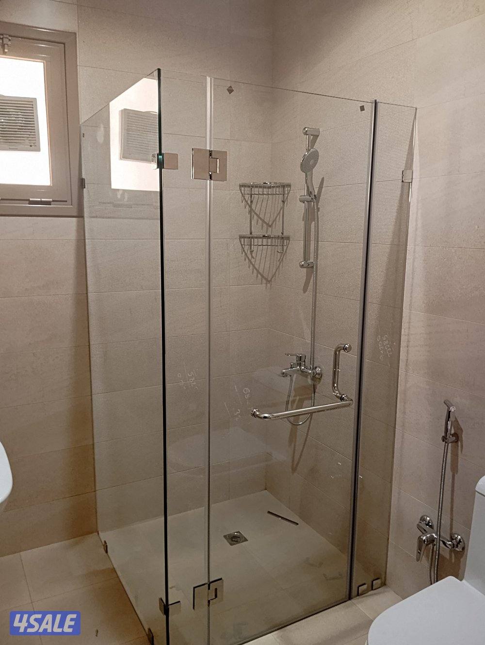 فني زجاج ومرايا وطاولات طعام وشاور بكس وتركيب جميع انواع الزجاج1