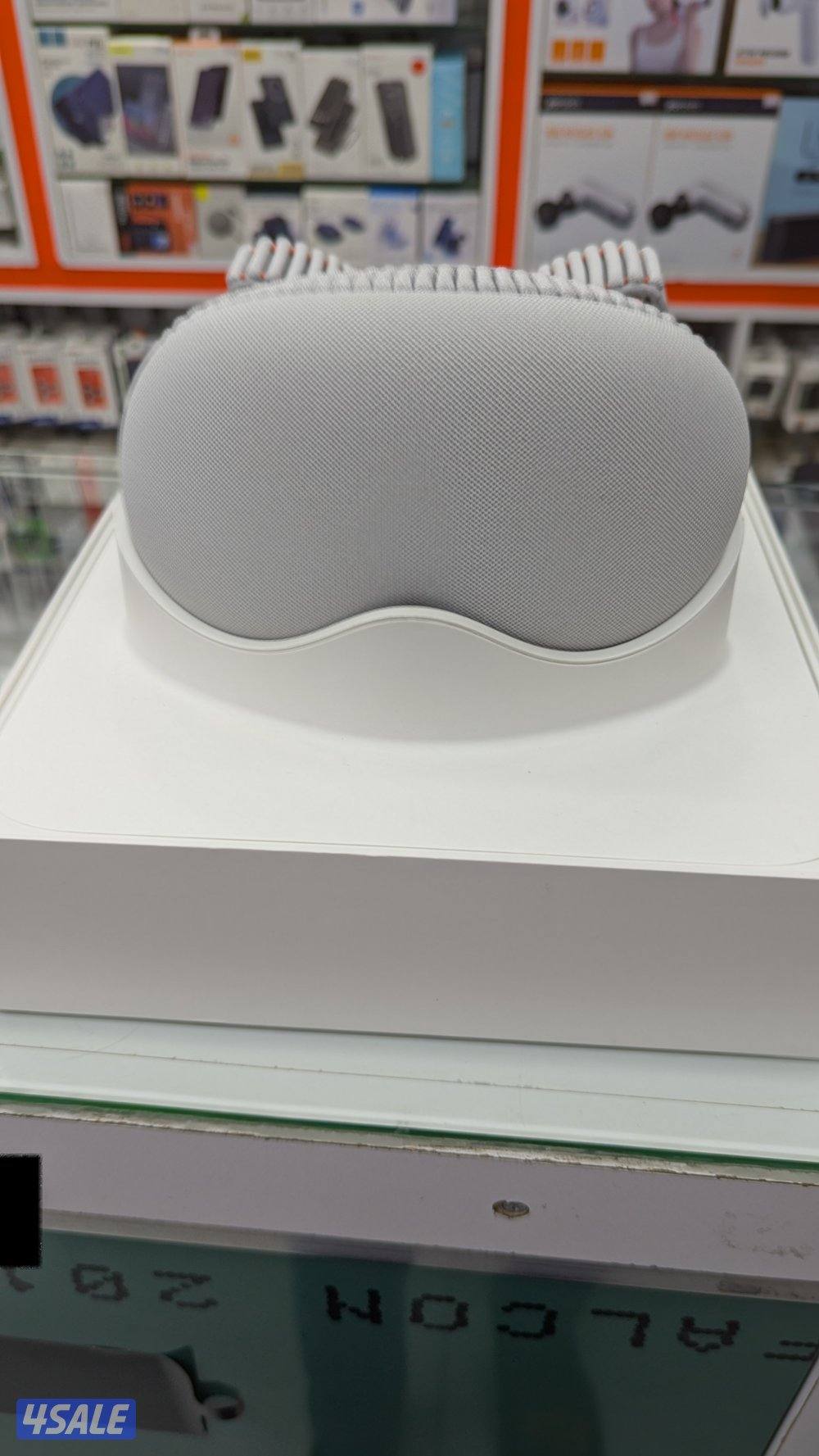 Apple Vision pro  M5 Chip Latest  version  / 256GB  storage7