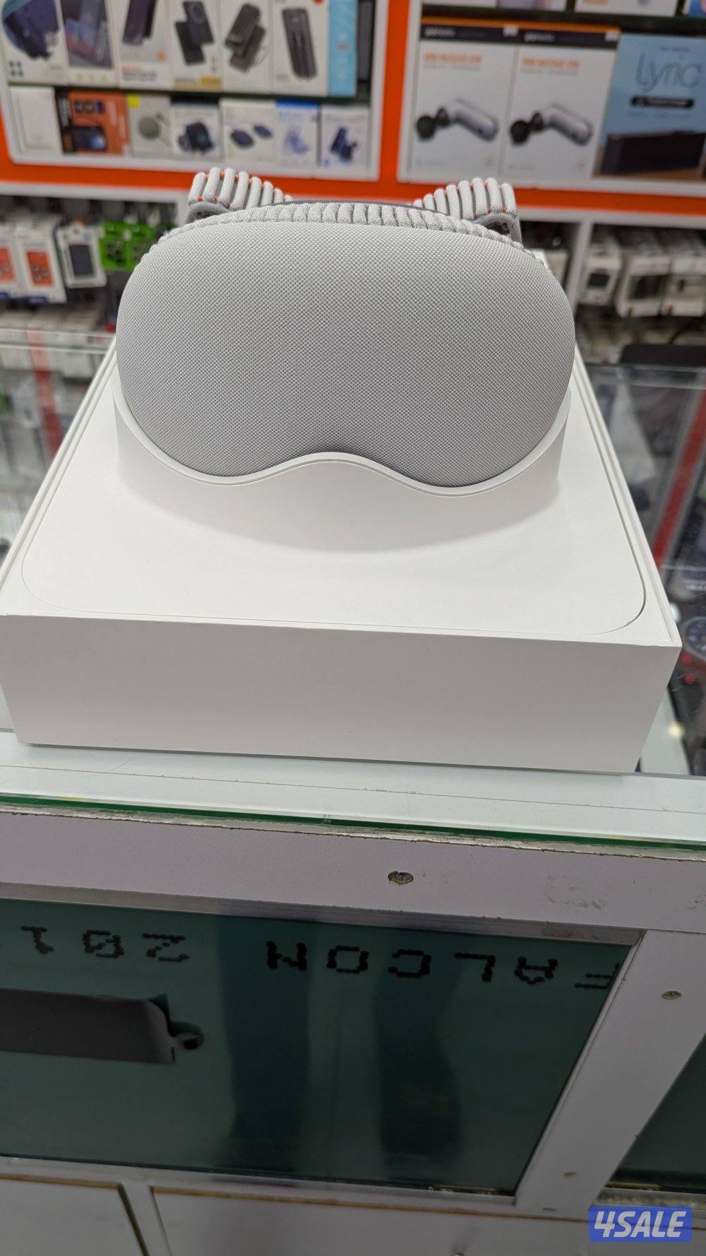 Apple Vision pro  M5 Chip Latest  version  / 256GB  storage8