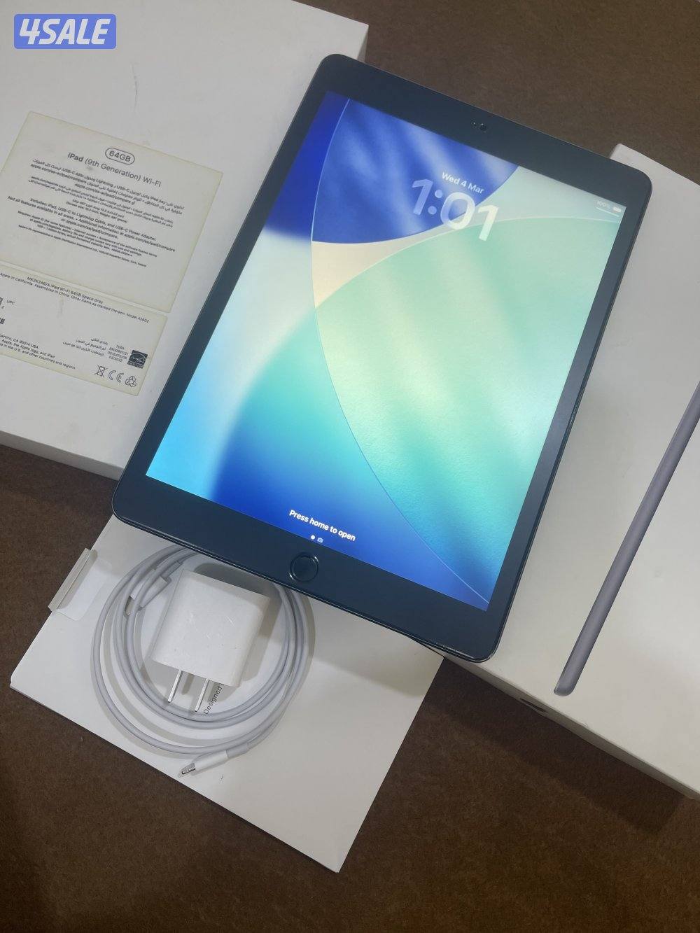 ايباد 9 التاسع 64 قيقا نظيف مو مصلح والحالة ممتازة مع الاغراض1