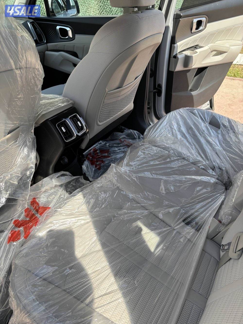 للبيع كيا سورينتو 2024 فضي العداد 29000 كيلو فحص وتأمين شامل2