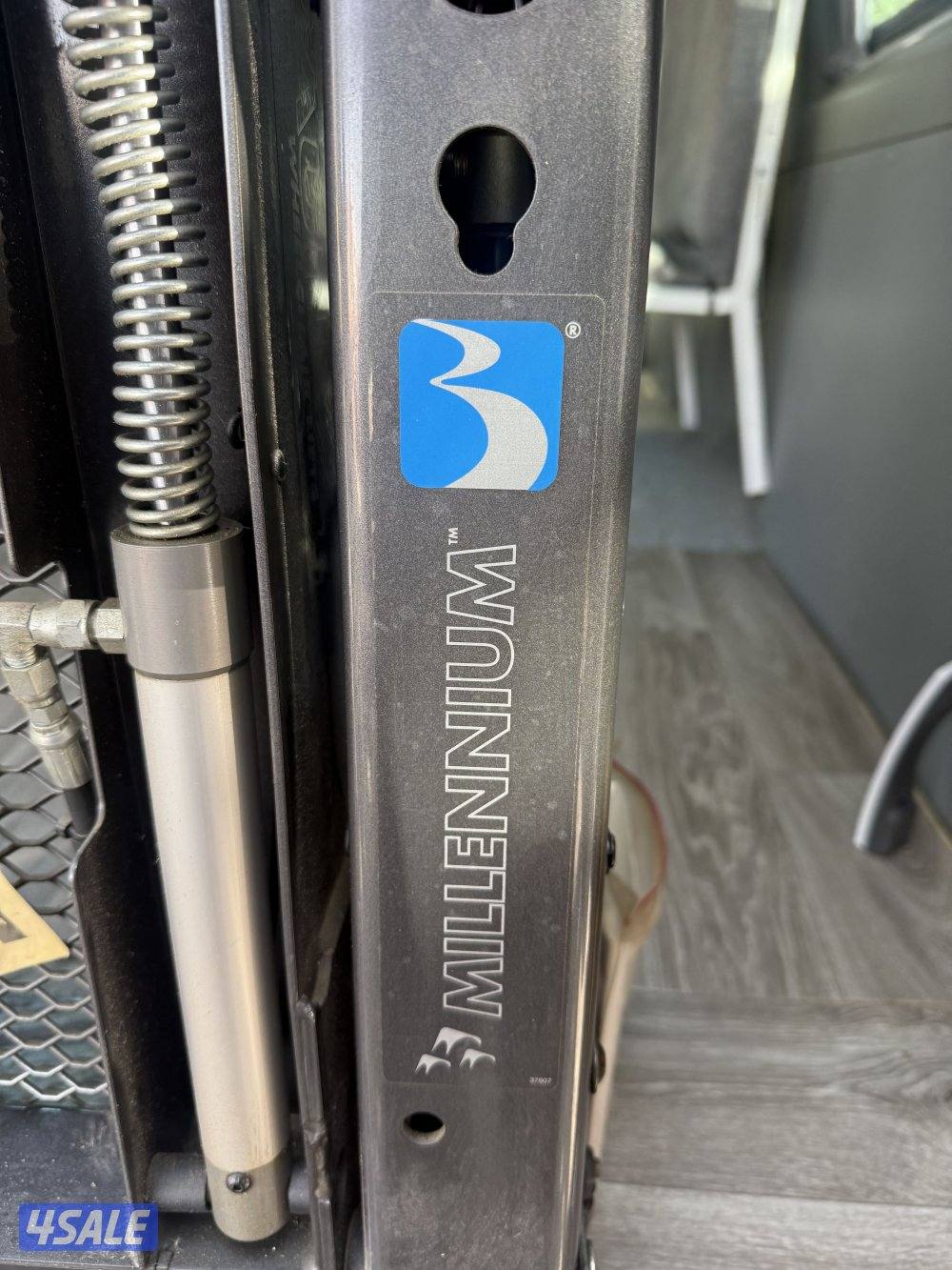 للبيع ونش سيارة لذوي الاحتياجات الخاصة ( جديد ) هافي ديوتي الحجم الكبي0