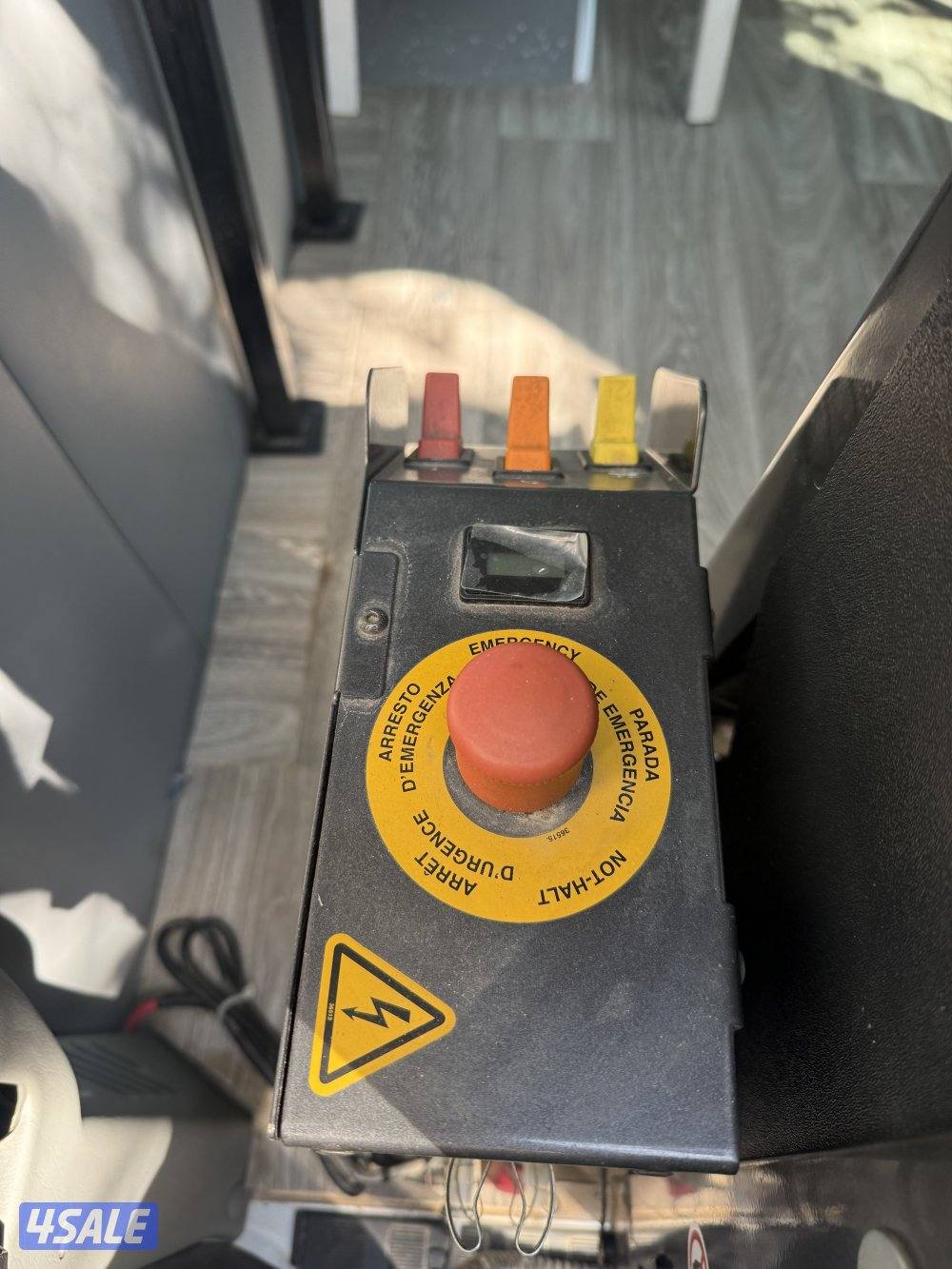 للبيع ونش سيارة لذوي الاحتياجات الخاصة ( جديد ) هافي ديوتي الحجم الكبي1