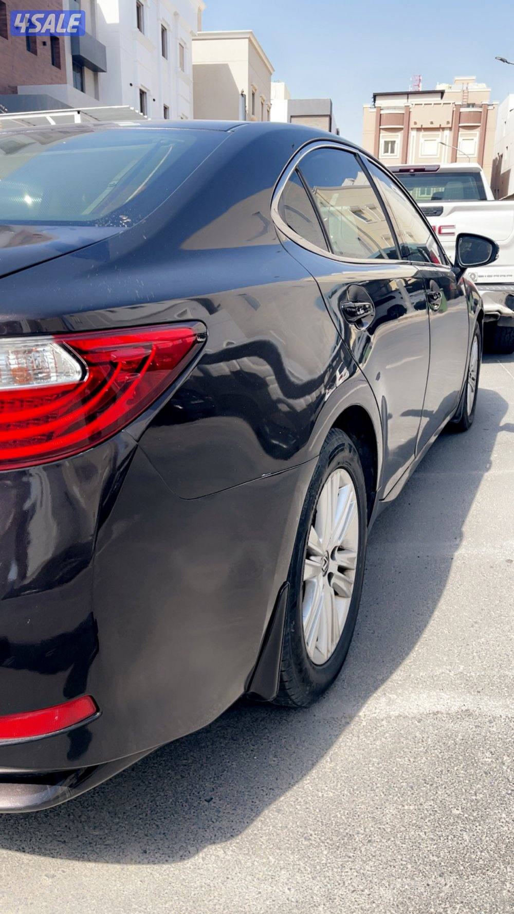 للبيع لكزس es350 موديل 2013 سته سلندر4