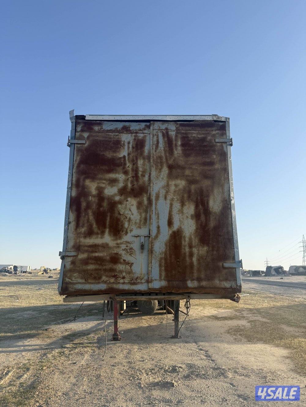 البيع  براد مخزن له  بابين من الامام و من الخلف طول 13:6  عرض 2:5 ارتف0