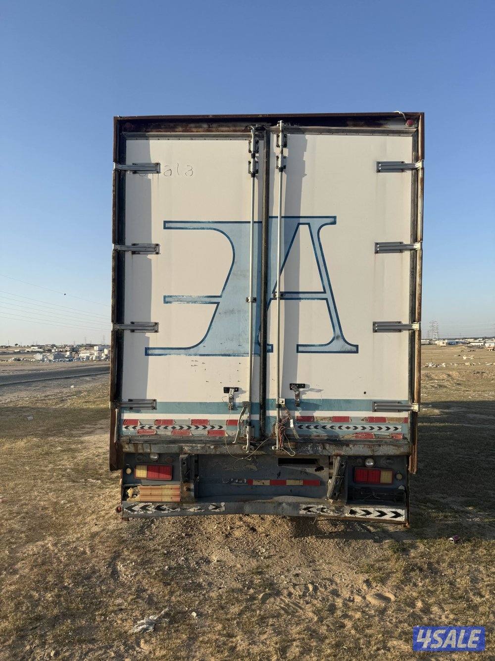 البيع  براد مخزن له  بابين من الامام و من الخلف طول 13:6  عرض 2:5 ارتف2