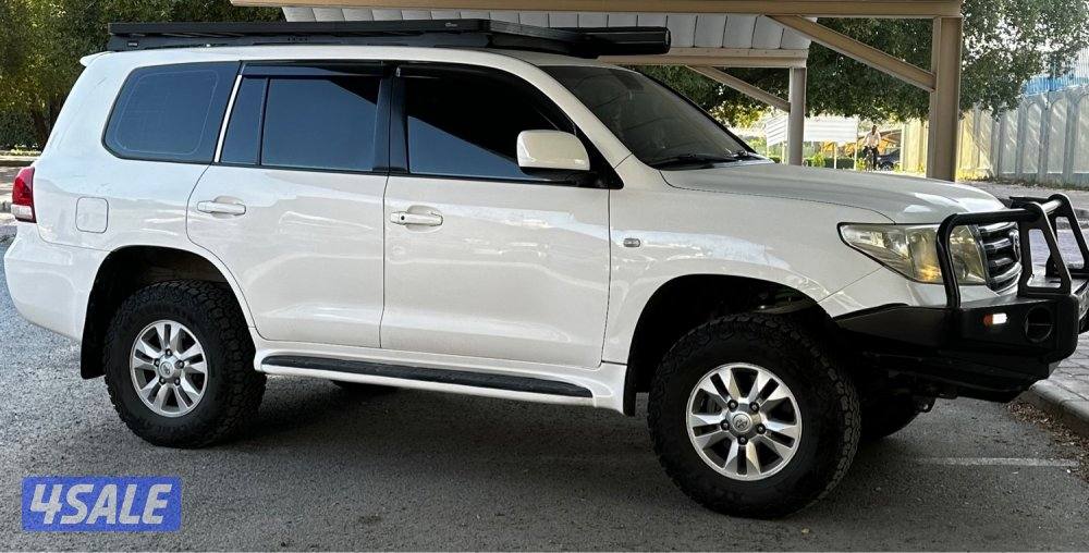 للبيع لاند كروزر ابيض قير عادي اساس وارد قطر1