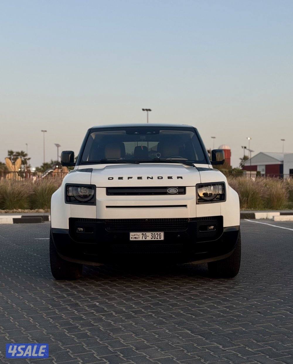 لاند روفر ديفندر 90 2023 وارد الغانم V60