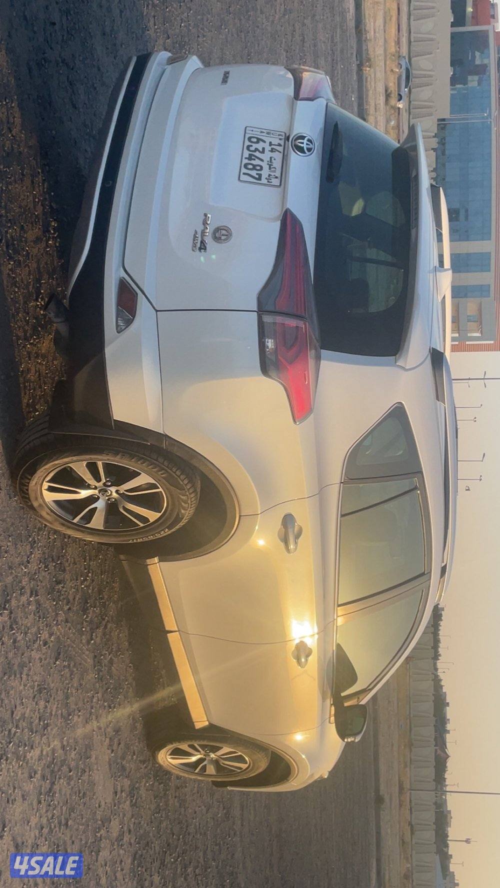 للبيع تويوتا راف 4 موديل ٢٠١٦3