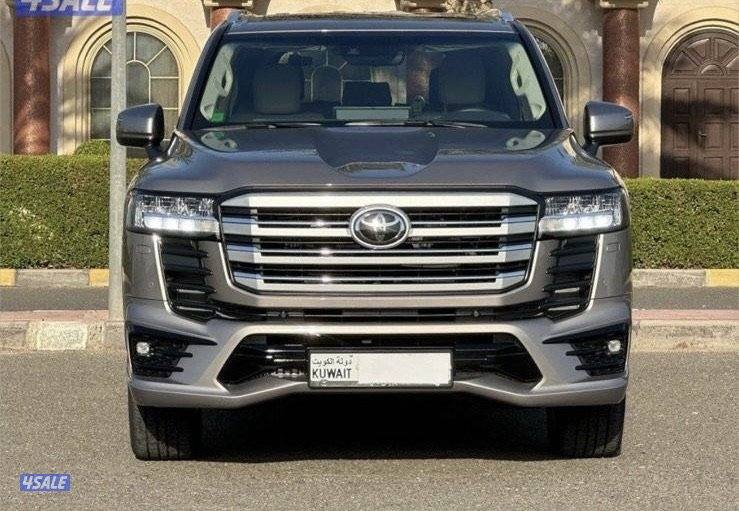 للبيع لاند كروزر 2023 GXR تيربو – فل كامل وارد الساير0