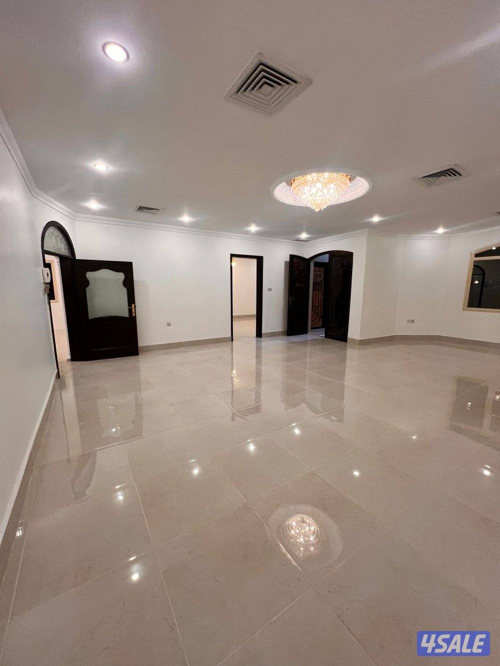 للايجار فيلا ممتازة  عبارة عن دورين ونص  ٥ غرف وديوانية و٣ صالات1