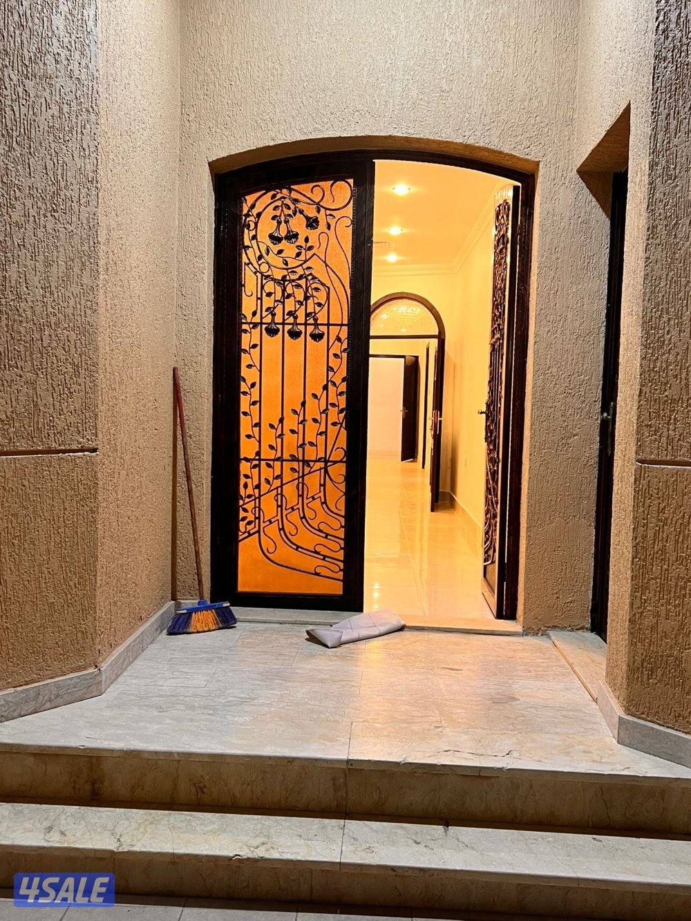 للايجار فيلا ممتازة  عبارة عن دورين ونص  ٥ غرف وديوانية و٣ صالات4