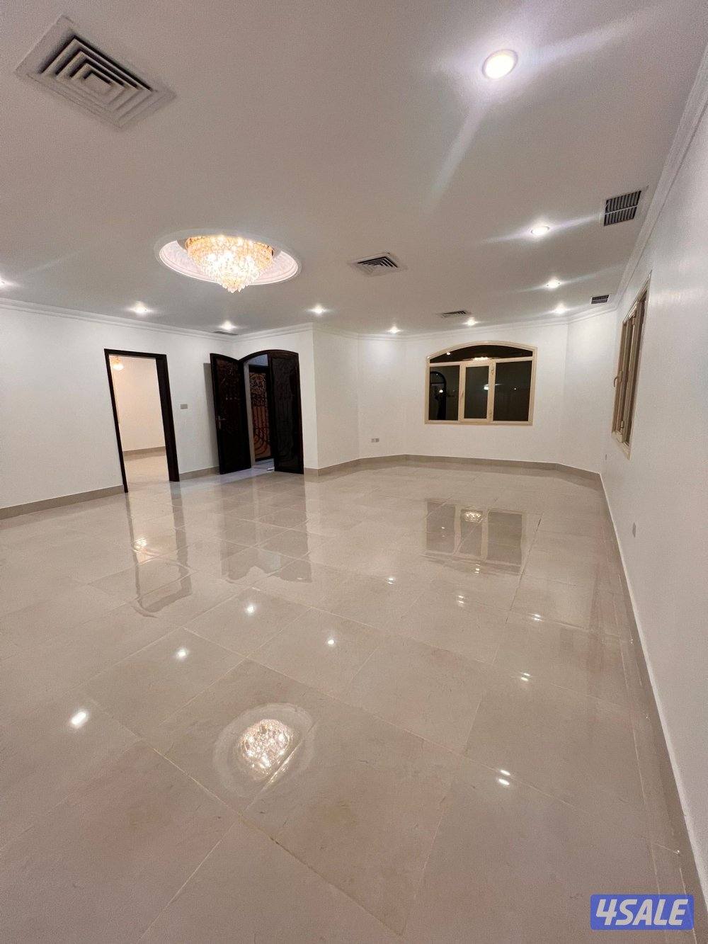 للايجار فيلا ممتازة  عبارة عن دورين ونص  ٥ غرف وديوانية و٣ صالات6