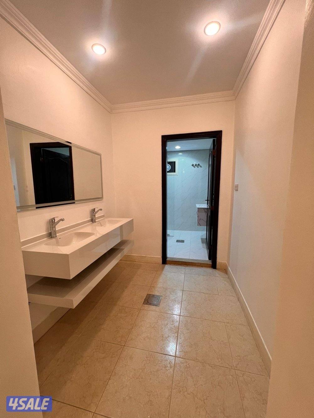 للايجار فيلا ممتازة  عبارة عن دورين ونص  ٥ غرف وديوانية و٣ صالات8