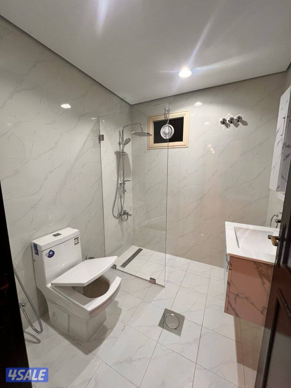 للايجار فيلا ممتازة  عبارة عن دورين ونص  ٥ غرف وديوانية و٣ صالات10